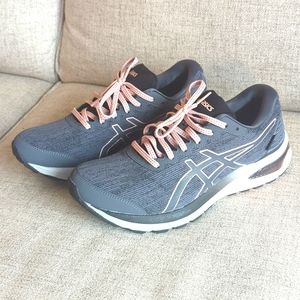 Women's Asics Gel Cumulus. Size 10